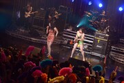 ベッド・イン「祝!“RICH”発射記念ツアー ~そこのけ そこのけ バブルが通る~」東京・赤坂BLITZ公演の様子。(撮影:野田雅之)