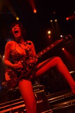 中尊寺まい（Vo, G）（撮影：野田雅之）