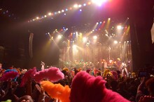 ベッド・イン「祝！“RICH”発射記念ツアー ～そこのけ そこのけ バブルが通る～」東京・赤坂BLITZ公演の様子。（撮影：野田雅之）