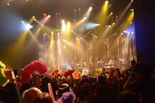 ベッド・イン「祝！“RICH”発射記念ツアー ～そこのけ そこのけ バブルが通る～」東京・赤坂BLITZ公演の様子。（撮影：野田雅之）