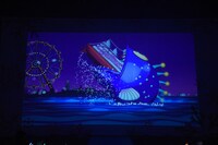 巨大な魚に食べられる客船「EBCブリリアント号」の映像。