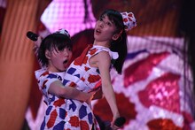 左から安本彩花、真山りか。