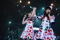 「手をつなごう」を歌う安本彩花（左）と廣田あいか（右）。