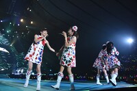 「手をつなごう」を歌う真山りか（左）と星名美怜（右）。