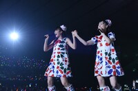 「手をつなごう」を歌う中山莉子（左）と松野莉奈（右）。