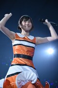 ユニット曲「新大陸」を披露する安本彩花。