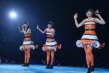 松野莉奈（左）、真山りか（中央）、安本彩花（右）の3人によるユニット「ぷくぷく」。