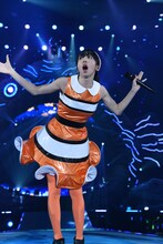 ユニット曲「新大陸」を披露する真山りか。