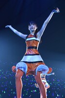 ユニット曲「新大陸」を披露する松野莉奈。