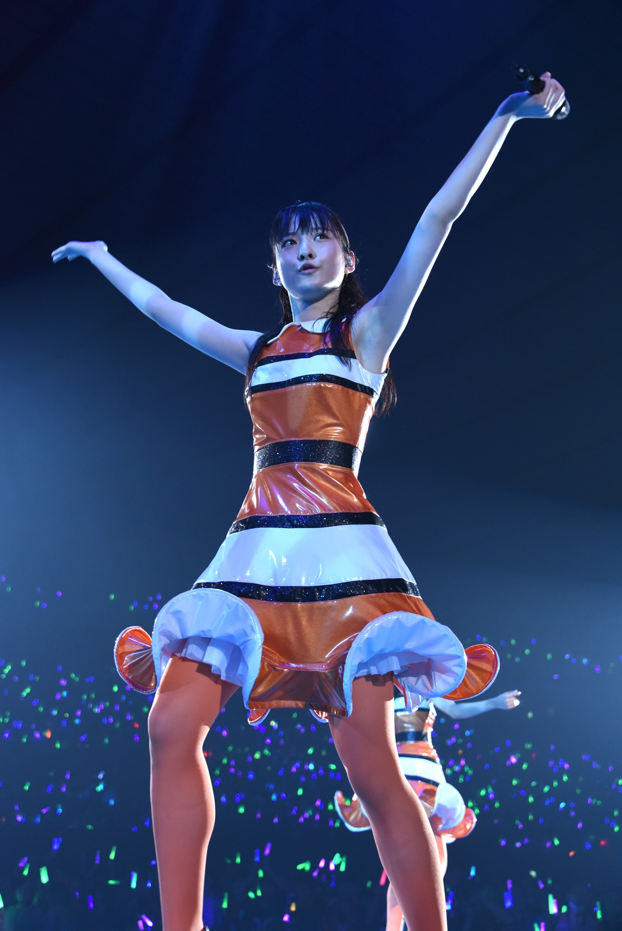 ユニット曲「新大陸」を披露する松野莉奈。