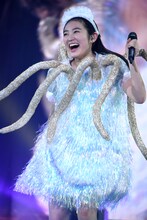 ユニット曲「たまげた恋のエルニーニョ」を披露する柏木ひなた。