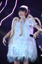 ユニット曲「たまげた恋のエルニーニョ」を披露する中山莉子。