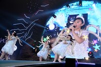 小林歌穂（左）、柏木ひなた（中央）、中山莉子（右）によるユニット「平成いそきんトリオ」