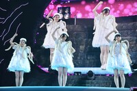 柏木ひなた（左）、小林歌穂（中央）、中山莉子（右）によるユニット「平成いそきんトリオ」