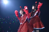 星名美怜（左）と廣田あいか（右）によるユニット「サンカクカニタさん」。