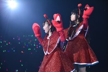 星名美怜（左）と廣田あいか（右）によるユニット「サンカクカニタさん」。