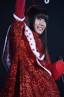 ユニット曲「んでなークリスマス」を披露する廣田あいか。