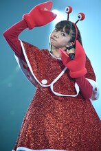 ユニット曲「んでなークリスマス」を披露する星名美怜。