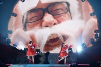 廣田あいか（左）と星名美怜（右）によるユニット「サンカクカニタさん」。