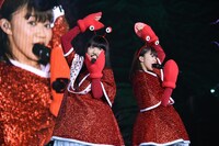 廣田あいか（左）と星名美怜（右）によるユニット「サンカクカニタさん」。