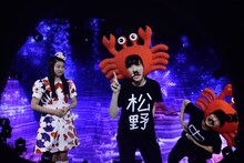 ショートコントを披露する松野莉奈（中央）と中山莉子（右）、それを見守る柏木ひなた（左）の映像。