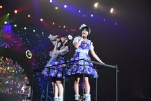 トロッコに乗る中山莉子（左）と廣田あいか（右）。