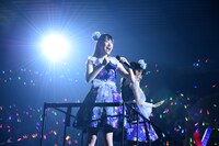 トロッコに乗る松野莉奈（左）と真山りか（右）。