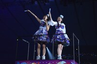 トロッコに乗る星名美怜（左）と柏木ひなた（右）。