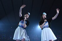 ファンに手を振る安本彩花（左）と柏木ひなた（右）。