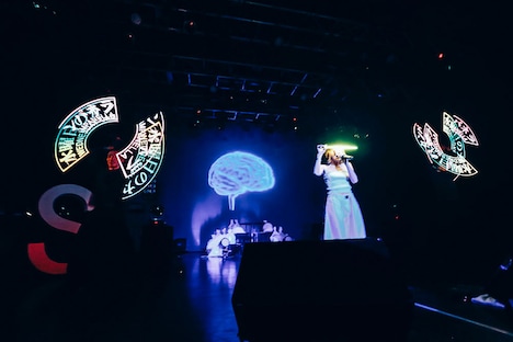 「水曜日のカンパネラ・ワンマンライブツアー2016～SUPERMAN～」沖縄・ミュージックタウン音市場公演の様子。（撮影：横山マサト）