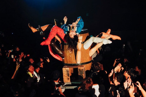 「水曜日のカンパネラ・ワンマンライブツアー2016～SUPERMAN～」沖縄・ミュージックタウン音市場公演の様子。（撮影：横山マサト）