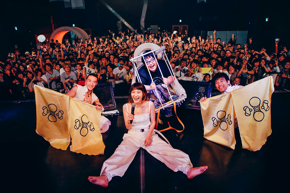 「水曜日のカンパネラ・ワンマンライブツアー2016～SUPERMAN～」沖縄・ミュージックタウン音市場公演の様子。（撮影：横山マサト）
