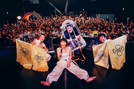 「水曜日のカンパネラ・ワンマンライブツアー2016～SUPERMAN～」沖縄・ミュージックタウン音市場公演の様子。（撮影：横山マサト）