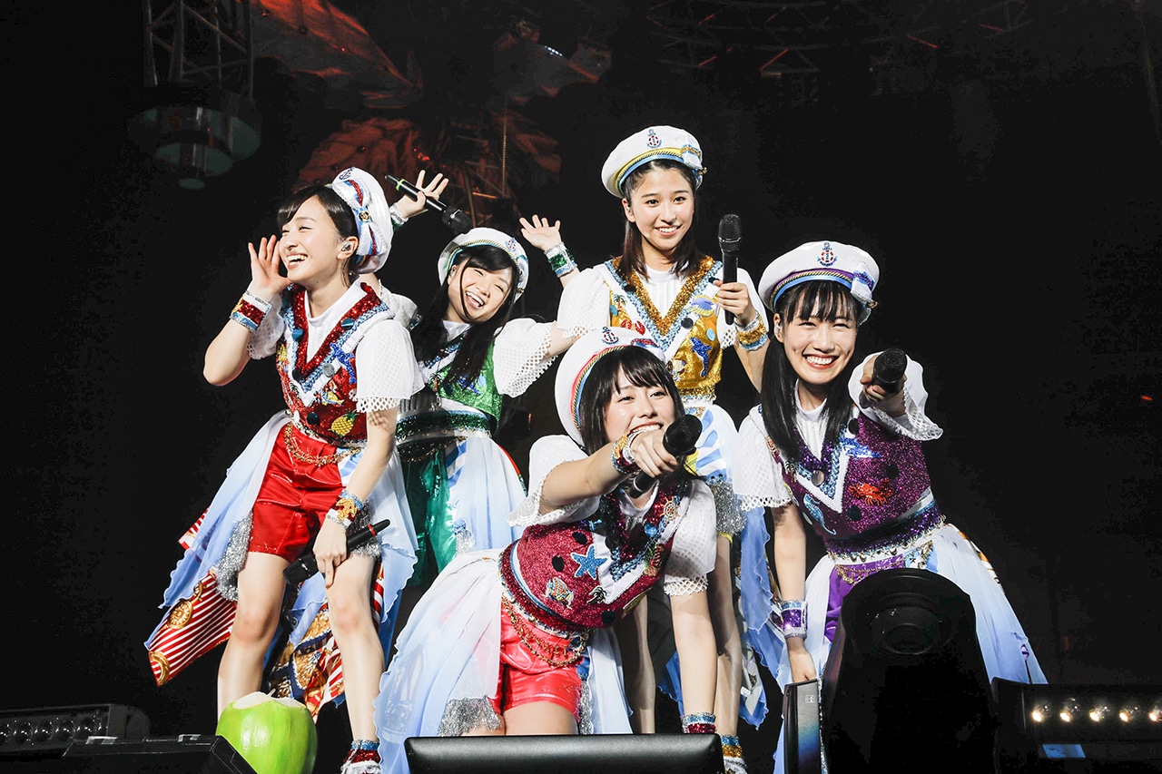 「ももいろクリスマス2016 ～真冬のサンサンサマータイム～」12月23日公演よりももいろクローバーZ。（Photo by HAJIME KAMIIISAKA+Z）