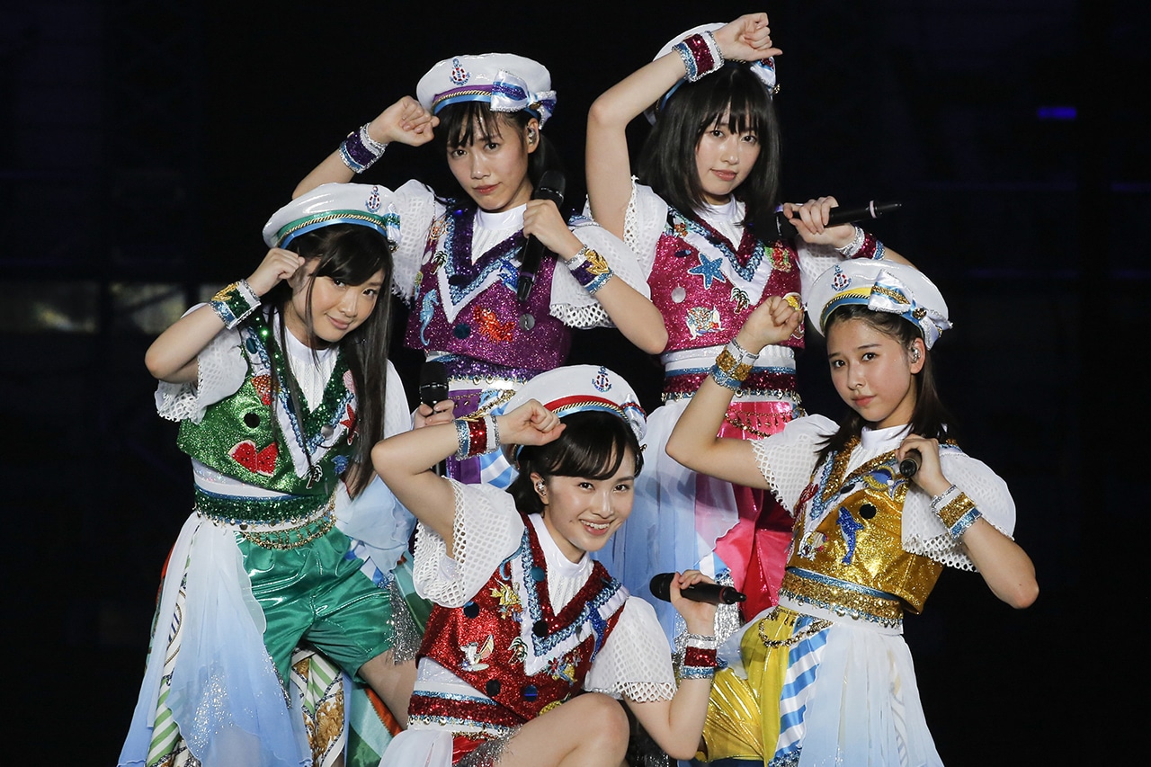 「ももいろクリスマス2016 ～真冬のサンサンサマータイム～」12月23日公演よりももいろクローバーZ。（Photo by HAJIME KAMIIISAKA+Z）