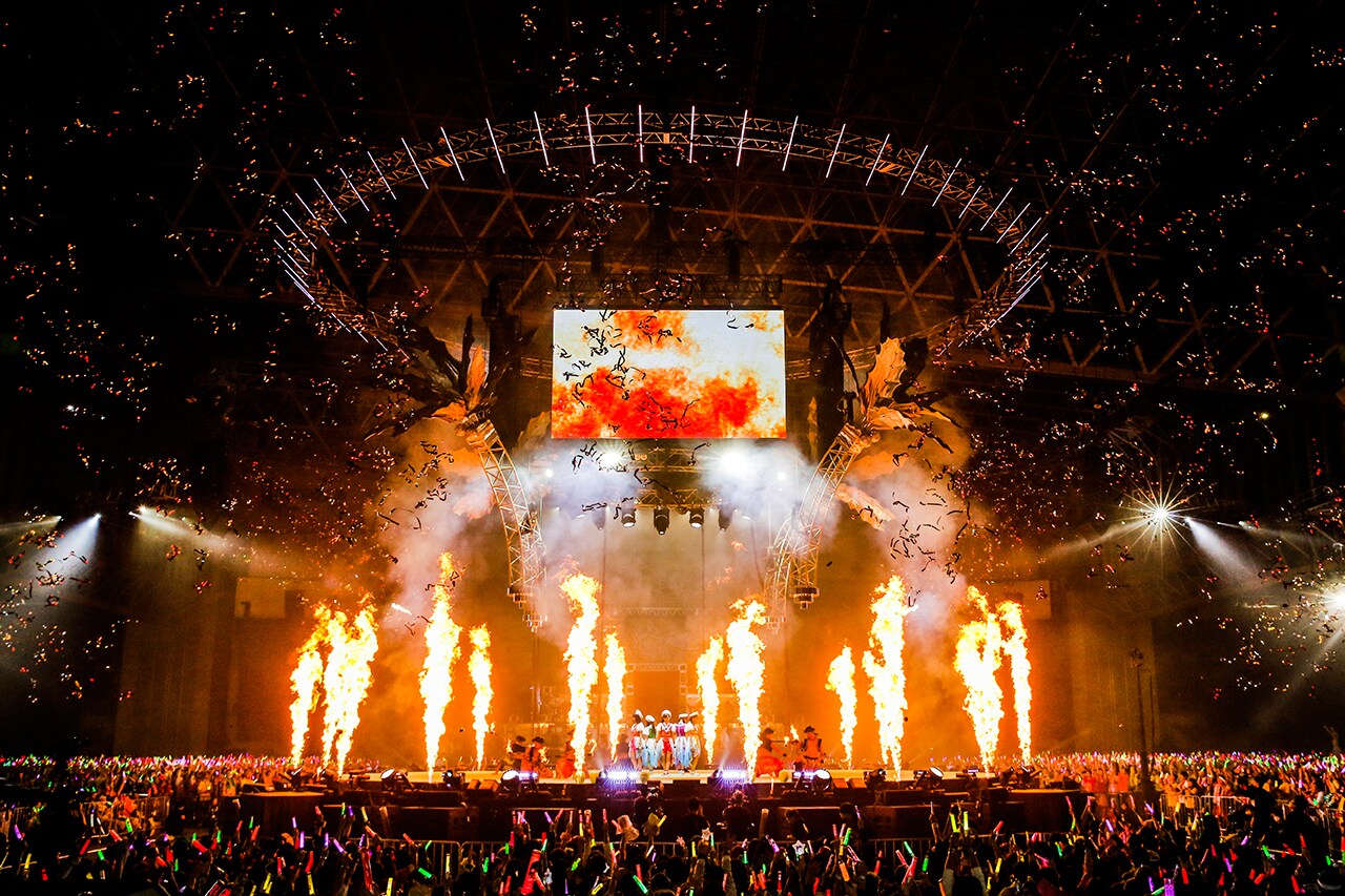 ももいろクローバーZ「ももいろクリスマス2016 ～真冬のサンサンサマータイム～」12月23日公演の様子。（Photo by HAJIME KAMIIISAKA+Z）