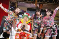 「ももいろクリスマス2016 ～真冬のサンサンサマータイム～」12月23日公演よりももいろクローバーZと高木ブー。（Photo by HAJIME KAMIIISAKA+Z）