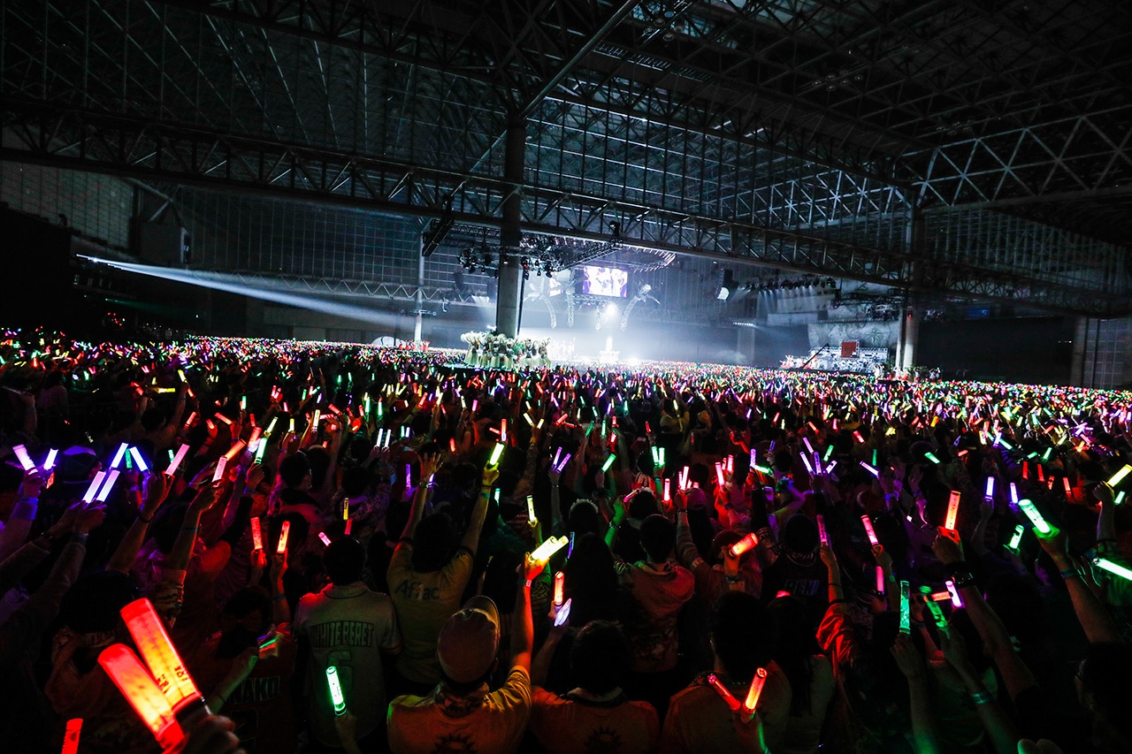 ももいろクローバーZ「ももいろクリスマス2016 ～真冬のサンサンサマータイム～」12月23日公演の様子。（Photo by HAJIME KAMIIISAKA+Z）
