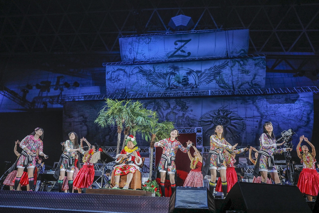 ももいろクローバーZ「ももいろクリスマス2016 ～真冬のサンサンサマータイム～」12月23日公演の様子。（Photo by HAJIME KAMIIISAKA+Z）
