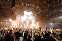 ももいろクローバーZ「ももいろクリスマス2016 ～真冬のサンサンサマータイム～」12月24日公演の様子。（Photo by HAJIME KAMIIISAKA+Z）