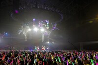 ももいろクローバーZ「ももいろクリスマス2016 ～真冬のサンサンサマータイム～」12月24日公演の様子。（Photo by HAJIME KAMIIISAKA+Z）