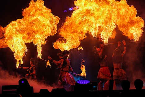 ももいろクローバーZ「ももいろクリスマス2016 ～真冬のサンサンサマータイム～」12月24日公演の様子。（Photo by HAJIME KAMIIISAKA+Z）