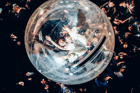 「水曜日のカンパネラ・ワンマンライブツアー2016～SUPERMAN～」沖縄・ミュージックタウン音市場公演の様子。（撮影：横山マサト）