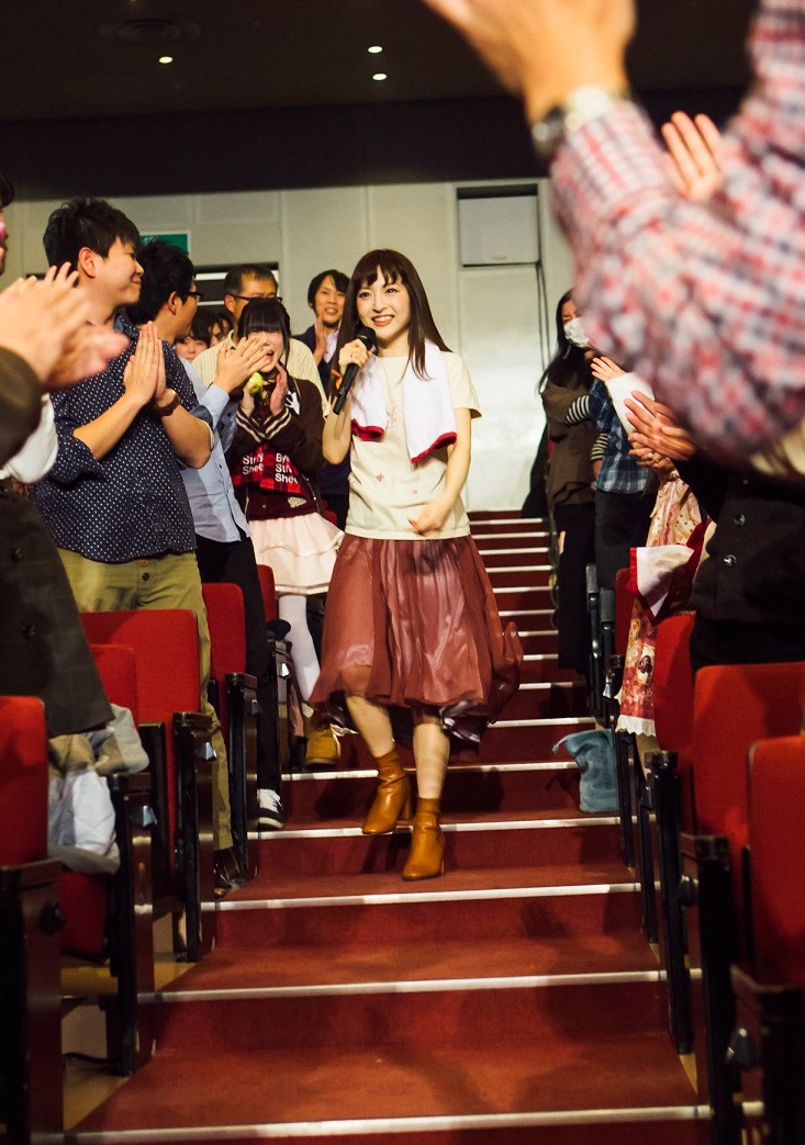 客席に飛び出した神田沙也加。（photo by Arata Kato）