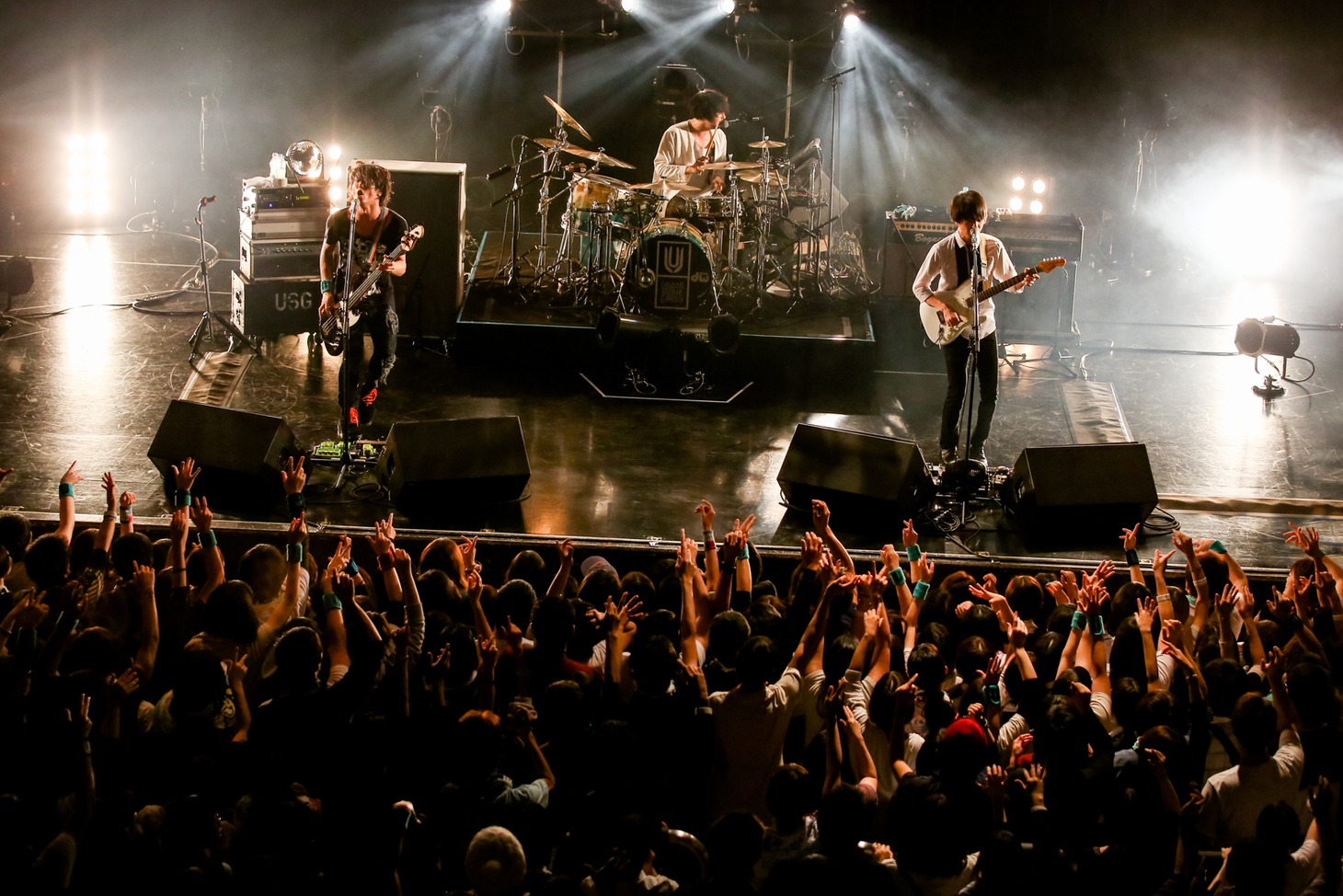 「UNISON SQUARE GARDEN TOUR2016『Dr.Izzy』」沖縄公演の様子。（Photo by Viola Kam [V'z Twinkle]）