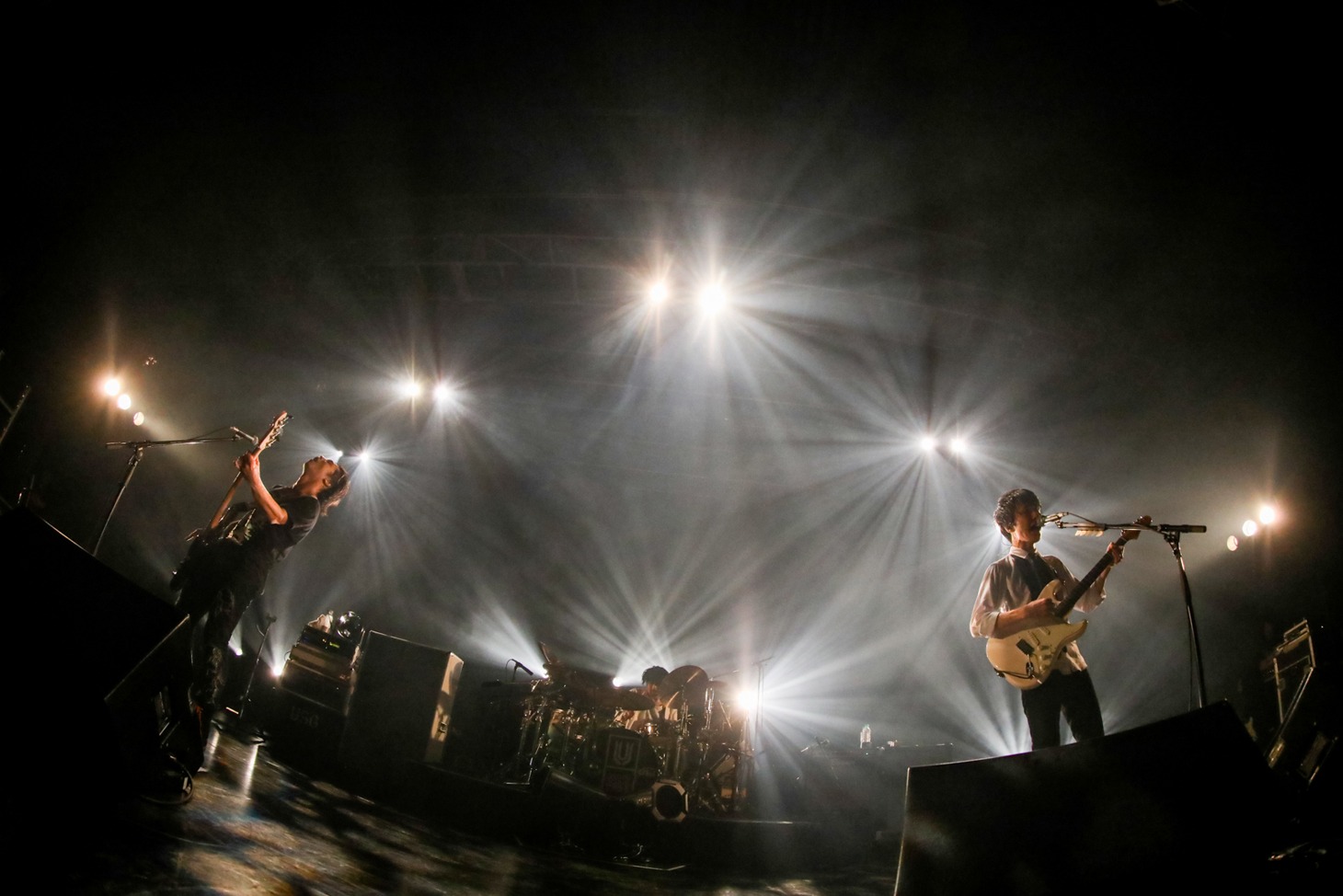 「UNISON SQUARE GARDEN TOUR2016『Dr.Izzy』」沖縄公演の様子。（Photo by Viola Kam [V'z Twinkle]）