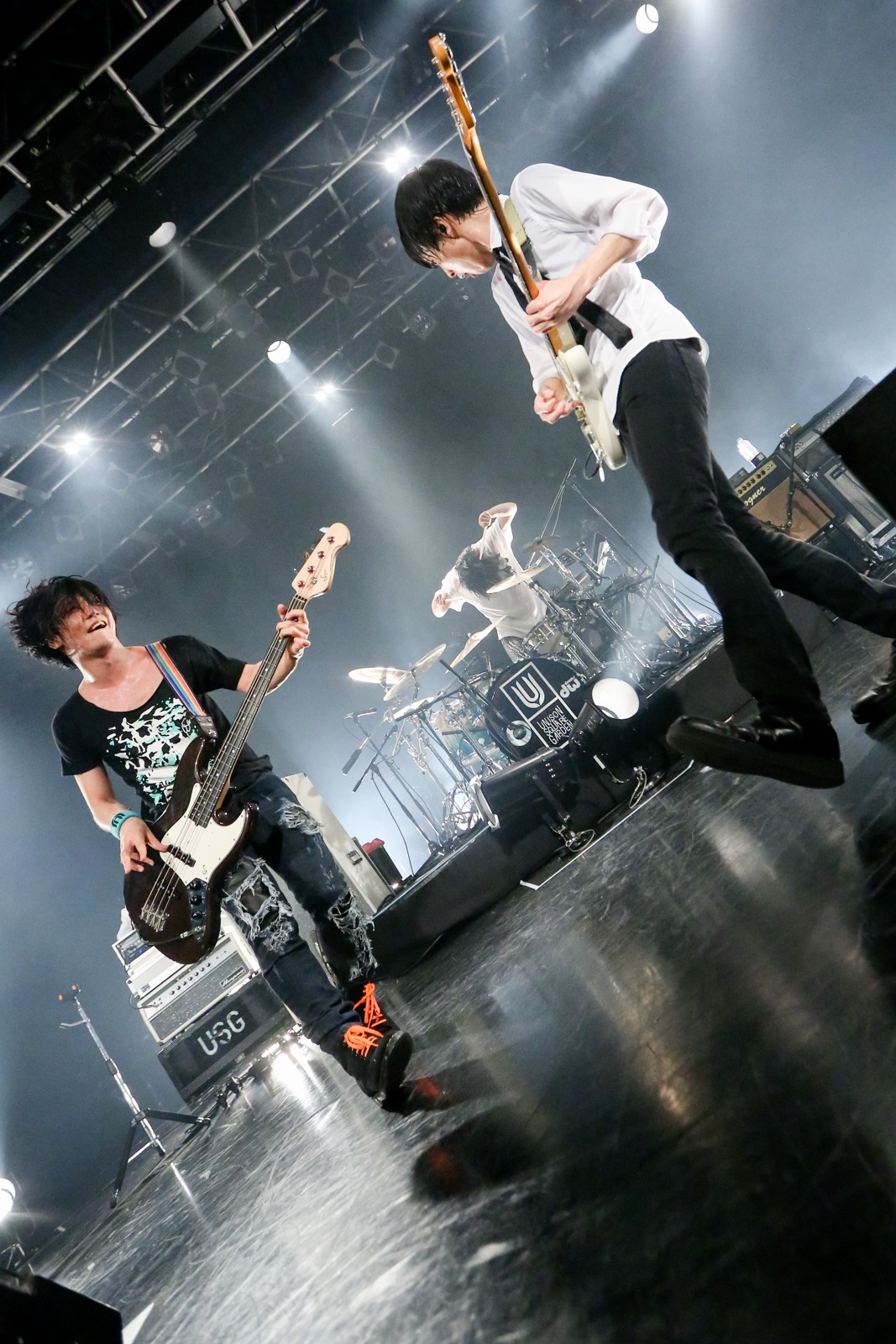 「UNISON SQUARE GARDEN TOUR2016『Dr.Izzy』」沖縄公演の様子。（Photo by Viola Kam [V'z Twinkle]）