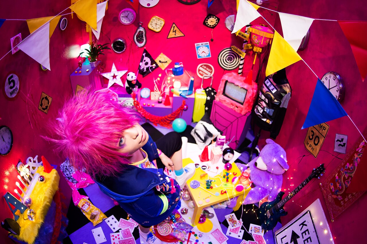 VALSHE、新曲「MONTAGE」MVで記者陣に演説