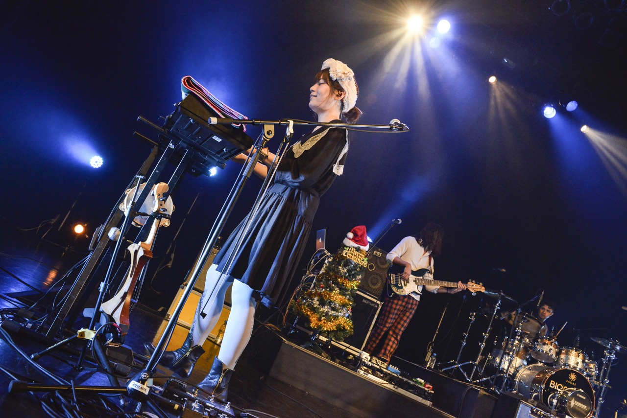 東出真緒（Violin）（Photo by AZUSA TAKADA）