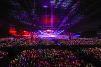 ももいろクローバーZ「ももいろクリスマス2016 ～真冬のサンサンサマータイム～」12月24日公演の様子。（Photo by HAJIME KAMIIISAKA+Z）